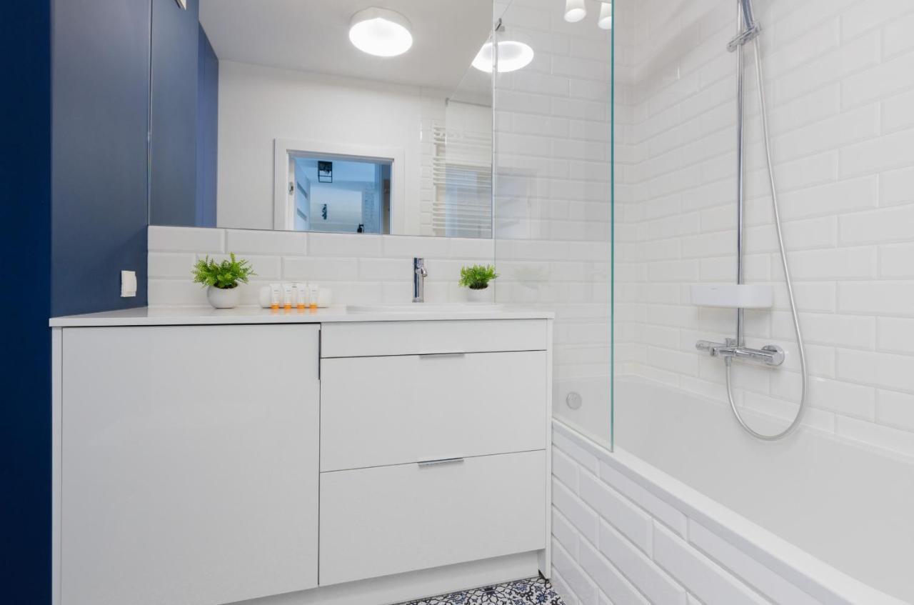 Trendy With Ac And Parking In By Renters Warszawa