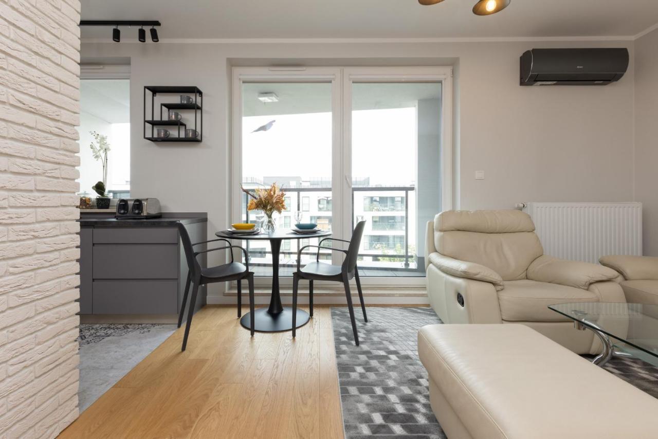 Trendy With Ac And Parking In By Renters * Warszawa