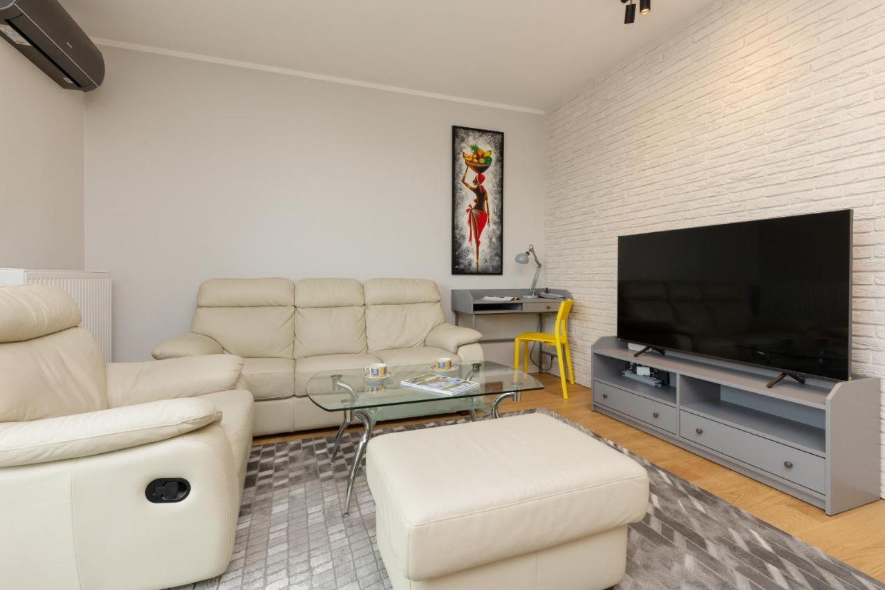 Trendy With Ac And Parking In By Renters Warszawa
