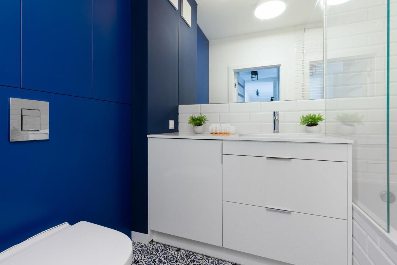 Trendy With Ac And Parking In By Renters Apartament